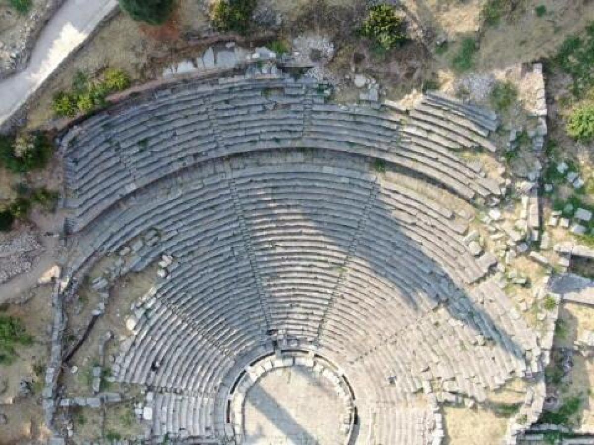 &Alpha;&rho;&chi;&alpha;ί&omicron; &Theta;έ&alpha;&tau;&rho;&omicron; &Delta;&epsilon;&lambda;&phi;ώ&nu;: &Epsilon;&rho;&gamma;&alpha;&sigma;ί&epsilon;&sigmaf; &pi;&rho;&omicron;&sigma;&tau;&alpha;&sigma;ί&alpha;&sigmaf; &kappa;&alpha;&iota; &alpha;&pi;&omicron;&kappa;&alpha;&tau;ά&sigma;&tau;&alpha;&sigma;&eta;&sigmaf; &alpha;&pi;ό &tau;&omicron; &upsilon;&pi;&omicron;&upsilon;&rho;&gamma;&epsilon;ί&omicron; &Pi;&omicron;&lambda;&iota;&tau;&iota;&sigma;&mu;&omicron;ύ