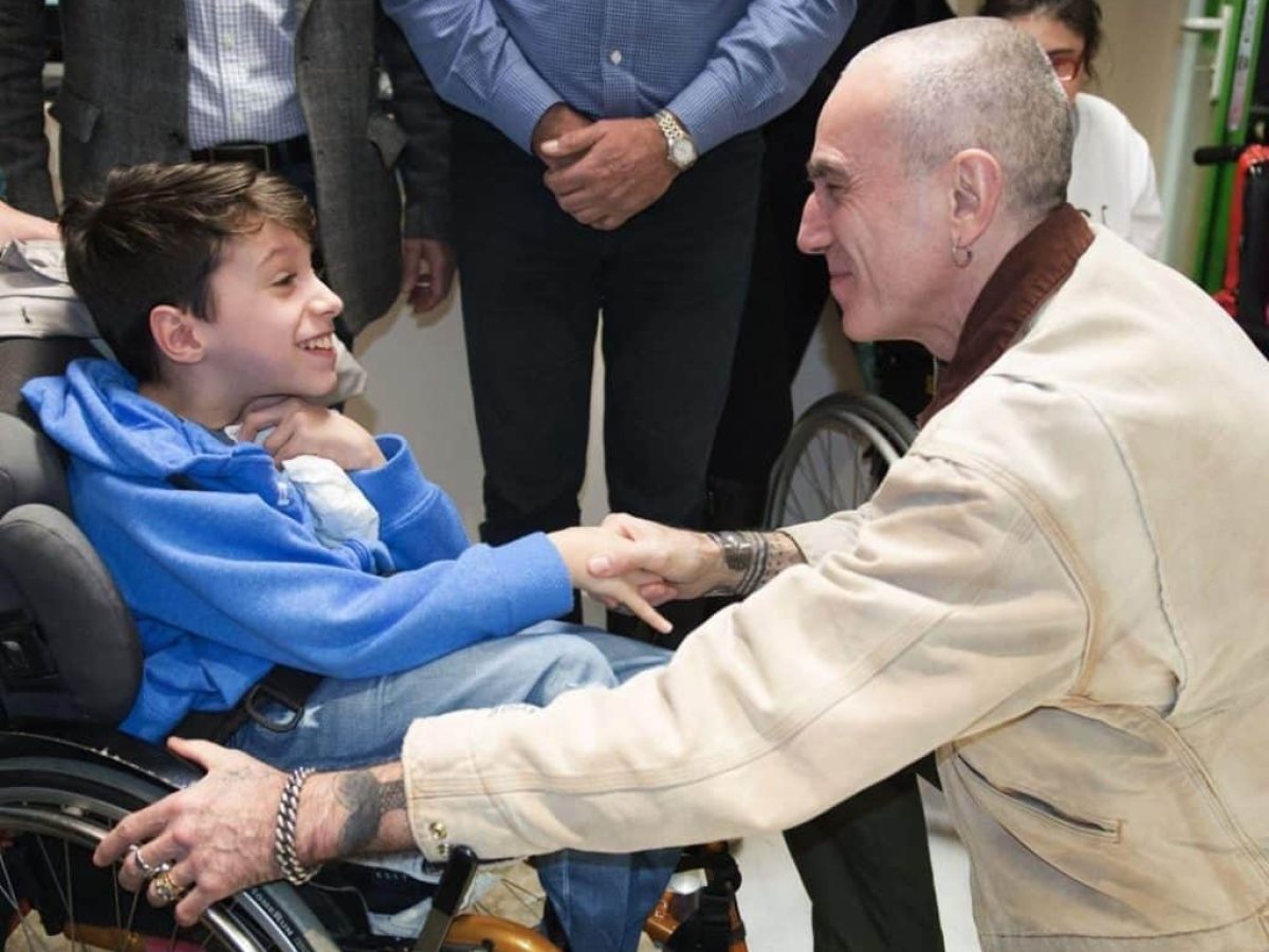 &Nu;&tau;ά&nu;&iota;&epsilon;&lambda; &Nu;&tau;έ&iota; &Lambda;&iota;&omicron;ύ&iota;&sigmaf;: &Sigma;&tau;&eta;&nu; &Alpha;&theta;ή&nu;&alpha; &gamma;&iota;&alpha; &tau;&iota;&sigmaf; &laquo;&Nu;ύ&chi;&tau;&epsilon;&sigmaf; &Pi;&rho;&epsilon;&mu;&iota;έ&rho;&alpha;&sigmaf;&raquo; &kappa;&alpha;&iota; &tau;&alpha; &pi;&alpha;&iota;&delta;&iota;ά &tau;&eta;&sigmaf; &Epsilon;&tau;&alpha;&iota;&rho;&epsilon;ί&alpha;&sigmaf; &Sigma;&pi;&alpha;&sigma;&tau;&iota;&kappa;ώ&nu; &Pi;ό&rho;&tau;&alpha; &Alpha;&nu;&omicron;&iota;&chi;&tau;ή