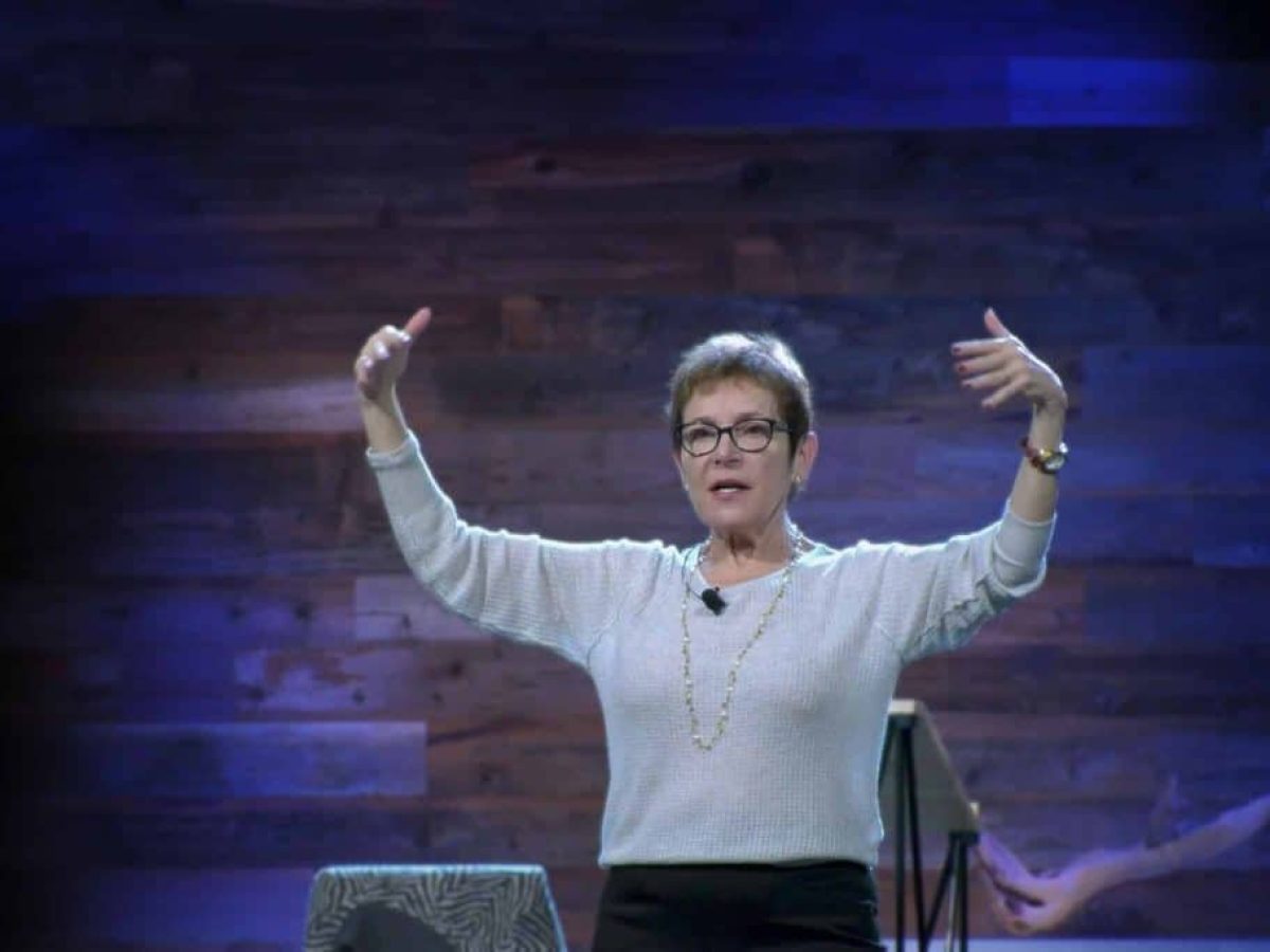 Caroline Myss: Η στοχάστρια που εκπροσωπεί τη φωνή της σύγχρονης πνευματικότητας