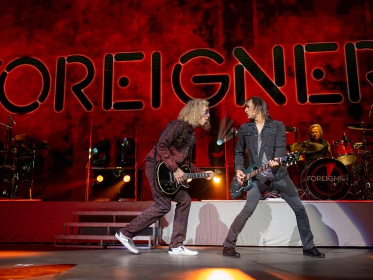 Foreigner &ndash; Celebrating 50 Years:  &Omicron;&iota; &theta;&rho;ύ&lambda;&omicron;&iota; &tau;&omicron;&upsilon; classic rock έ&rho;&chi;&omicron;&nu;&tau;&alpha;&iota; &gamma;&iota;&alpha; &pi;&rho;ώ&tau;&eta; &phi;&omicron;&rho;ά &sigma;&tau;&eta;&nu; &Epsilon;&lambda;&lambda;ά&delta;&alpha;