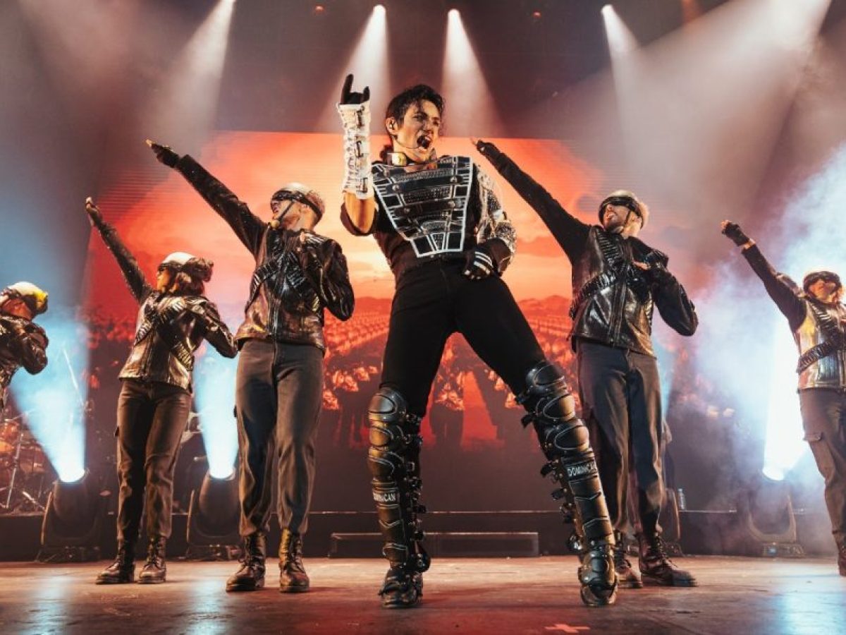 This is Michael &ndash; &Tau;&omicron; &alpha;&pi;ό&lambda;&upsilon;&tau;&omicron; Tribute show &sigma;&tau;&omicron;&nu; &Mu;ά&iota;&kappa;&lambda; &Tau;&zeta;ά&kappa;&sigma;&omicron;&nu; &sigma;&tau;&omicron; Christmas Theater