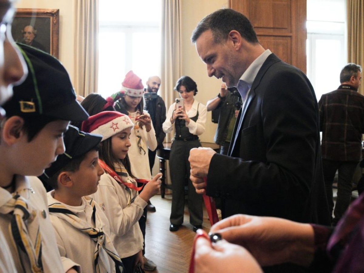 Χάρης Δούκας: Αυτές τις ημέρες η Αθήνα γίνεται μία μεγάλη, ζεστή αγκαλιά για όλους