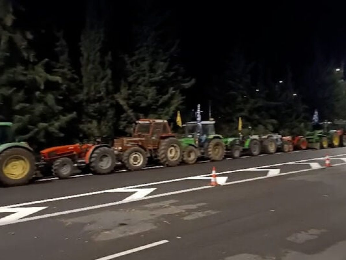 Διευκολύνουν την διέλευση των εκδρομέων οι αγρότες του μπλόκου της Αταλάντης (VIDEO)