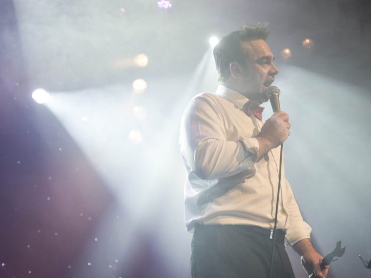 Δώρος Δημοσθένους: «Η θεατρικότητα δεν είναι μεταμφίεση, είναι παρουσία»