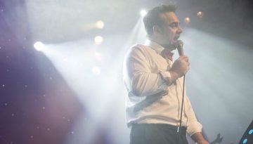 Δώρος Δημοσθένους: «Η θεατρικότητα δεν είναι μεταμφίεση, είναι παρουσία»