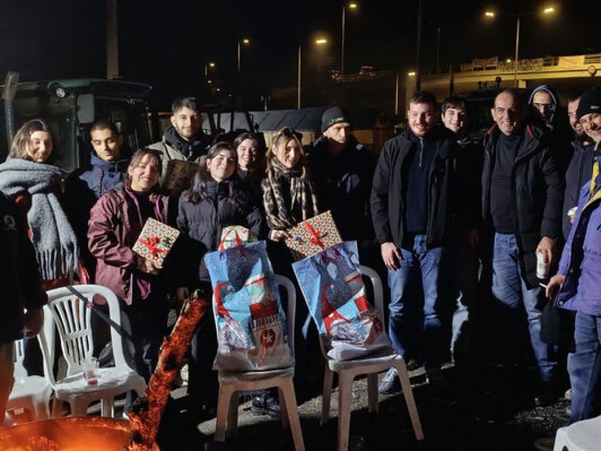 Μια όμορφη πρωτοβουλία αλληλεγγύης από Φoιτητικούς Συλλόγους της Αθήνας στο μπλόκο της Νίκαιας (ΦΩΤΟ)