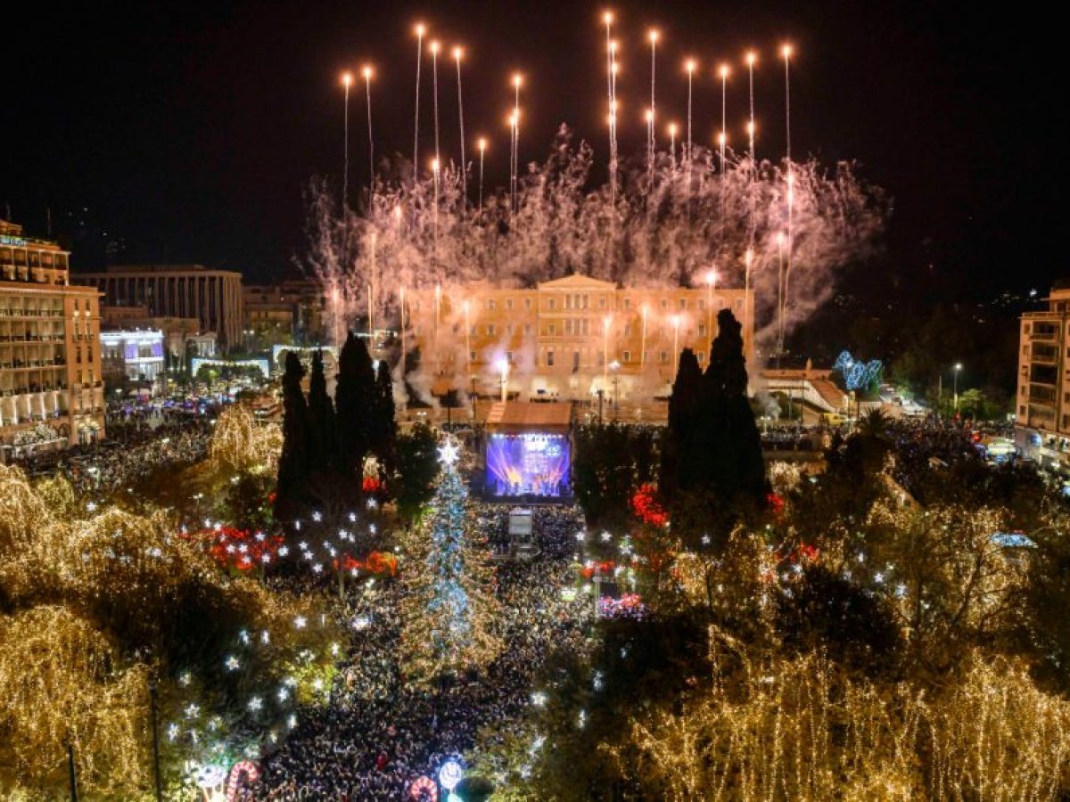 Παραμονή Πρωτοχρονιάς: Με εκπλήξεις, λάμψη και μουσική η υποδοχή του νέου έτους στο Σύνταγμα