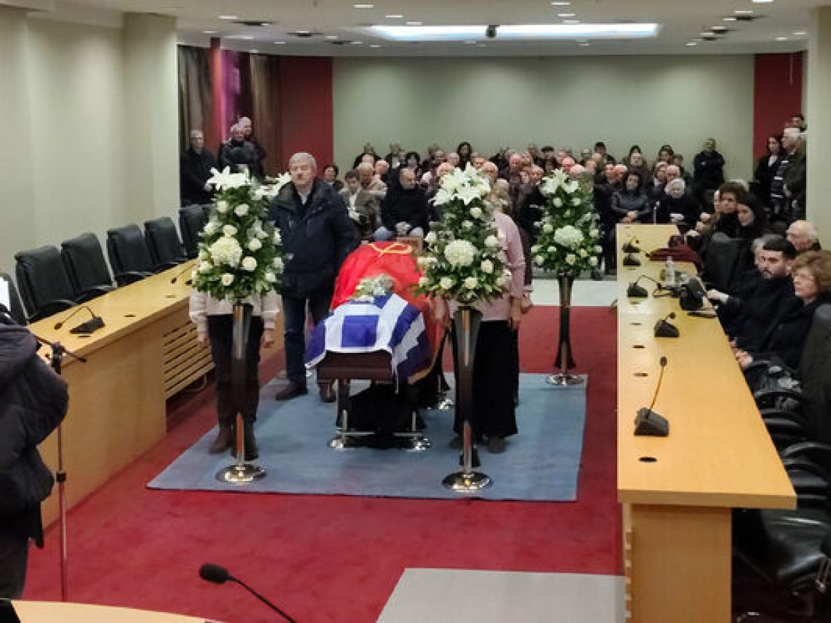 Θεσσαλονίκη: Συγγενείς, σύντροφοι και φίλοι αποχαιρέτησαν τον σ. Κώστα Χάρη (ΦΩΤΟ)