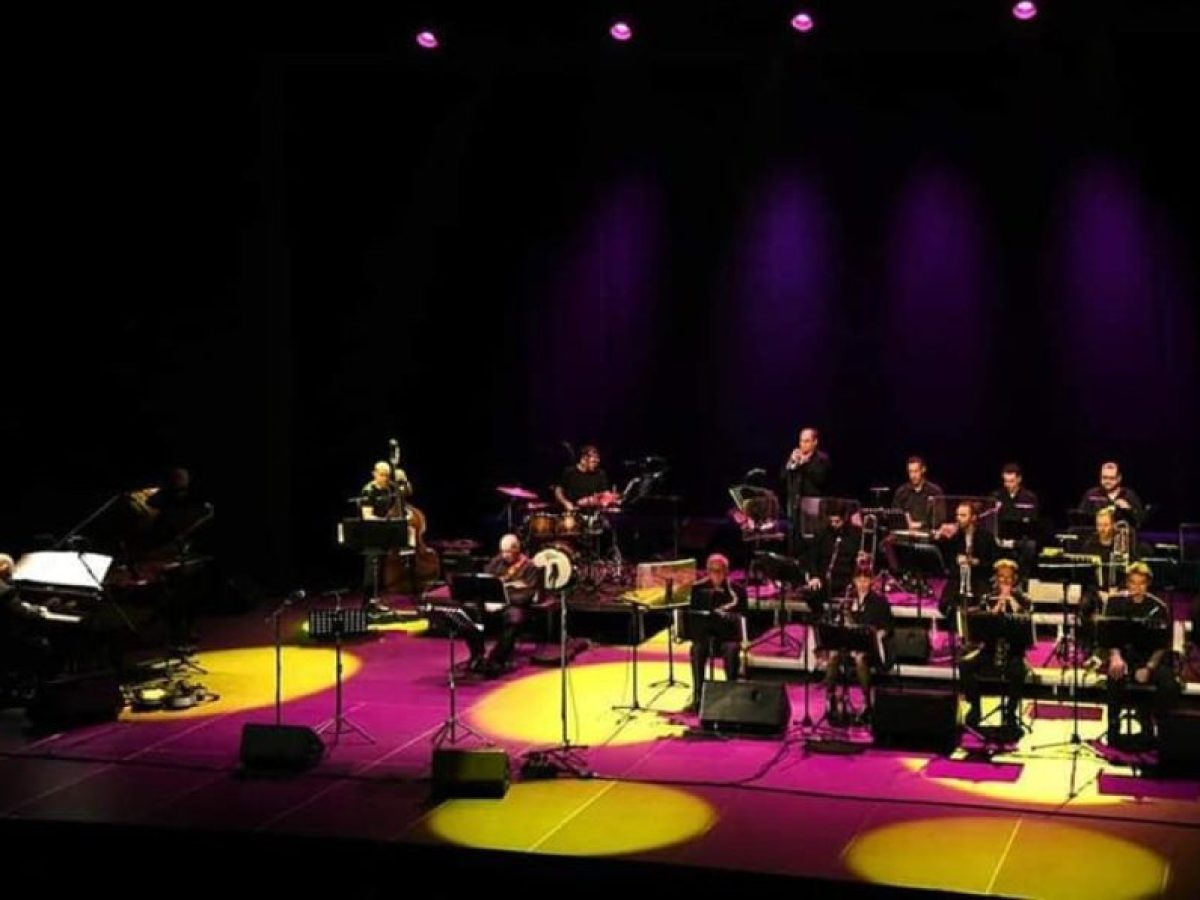 Balkan Surprise &mu;&epsilon; &tau;&eta;&nu; &Alpha;thens Big Band &sigma;&tau;&omicron; &Omicron;&lambda;ύ&mu;&pi;&iota;&alpha; &Delta;&eta;&mu;&omicron;&tau;&iota;&kappa;ό &Mu;&omicron;&upsilon;&sigma;&iota;&kappa;ό &Theta;έ&alpha;&tau;&rho;&omicron; &laquo;&Mu;&alpha;&rho;ί&alpha; &Kappa;ά&lambda;&lambda;&alpha;&sigmaf;&raquo;