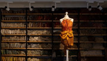 Denise Ελευθερίου – Νημάτων Ένδυμα: Έκθεση στη Νηματουργία Μέντης – Αντωνόπουλος