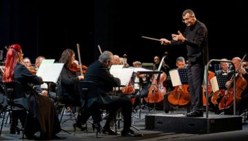 S.O.D.A. AMERICANA &ndash; &Eta; &Sigma;&upsilon;&mu;&phi;&omega;&nu;&iota;&kappa;ή &Omicron;&rho;&chi;ή&sigma;&tau;&rho;&alpha; &Delta;ή&mu;&omicron;&upsilon; &Alpha;&theta;&eta;&nu;&alpha;ί&omega;&nu; &sigma;&tau;&omicron; &Theta;έ&alpha;&tau;&rho;&omicron; &Omicron;&lambda;ύ&mu;&pi;&iota;&alpha; &laquo;&Mu;&alpha;&rho;ί&alpha; &Kappa;ά&lambda;&lambda;&alpha;&sigmaf;&raquo;