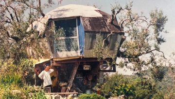 “SARAKINIKO”: Εικαστική έκθεση για την ιστορία της εναλλακτικής οικοκοινότητας της Ιθάκης «Σαρακήνικο» τη δεκαετία του ’70