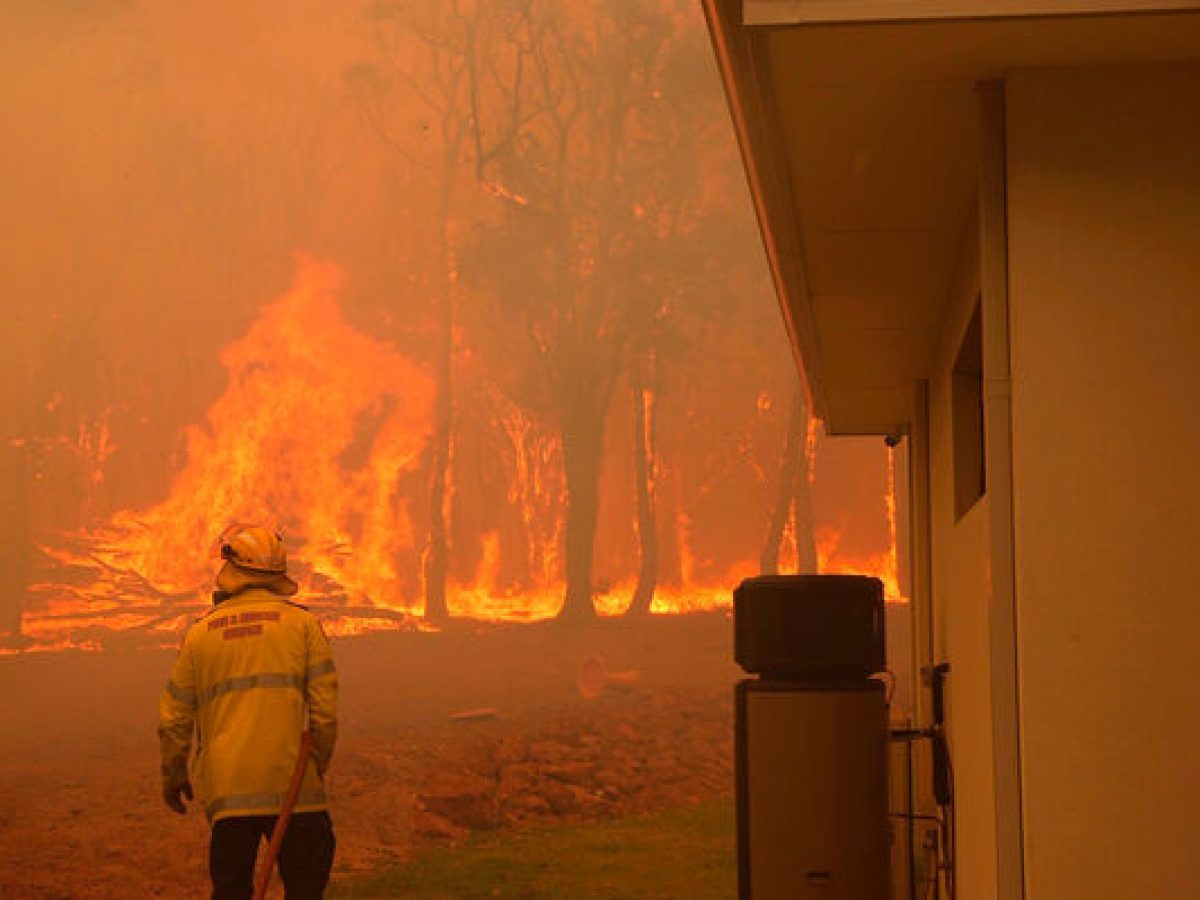 Αυστραλία: Ενας νεκρός και 300 ακίνητα καταστράφηκαν από τις πυρκαγιές που μαίνονται