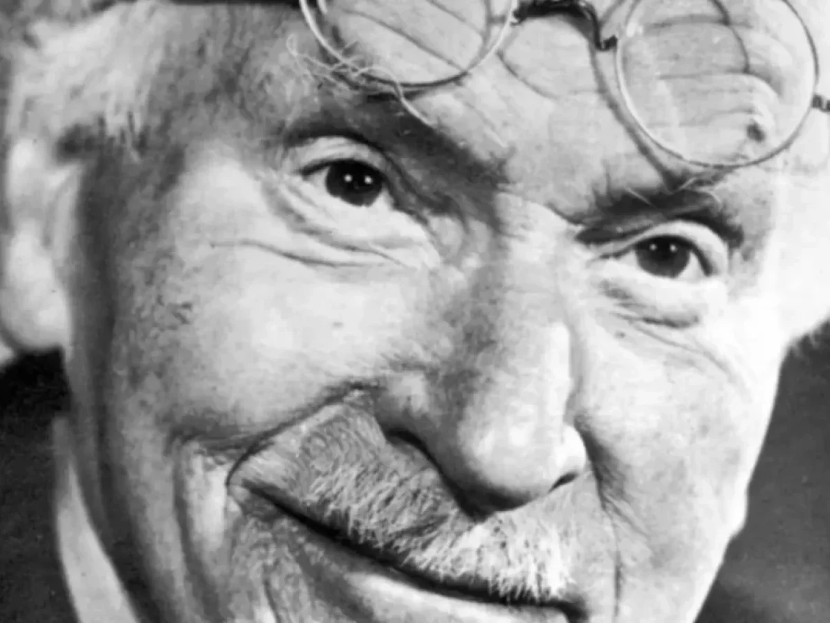 Χαρτογραφώντας το ασυνείδητο: Η σοφία του Καρλ Γιούνγκ σε 10 αποφθέγματα