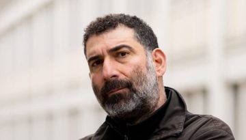 &Delta;&iota;ά&lambda;&epsilon;&xi;&eta; &ndash; &Tau;&omicron; &beta;&iota;&beta;&lambda;ί&omicron; &pi;&omicron;&upsilon; &mu;&epsilon; &delta;&iota;ά&beta;&alpha;&sigma;&epsilon;: &Omicron; &Gamma;&iota;ά&nu;&nu;&eta;&sigmaf; &Omicron;&iota;&kappa;&omicron;&nu;&omicron;&mu;ί&delta;&eta;&sigmaf; &gamma;&iota;&alpha; &tau;&omicron; &laquo;&Pi;&epsilon;&rho;ί &eta;&rho;ώ&omega;&nu; &kappa;&alpha;&iota; &tau;ά&phi;&omega;&nu;&raquo; &tau;&omicron;&upsilon; Ernesto Sabato