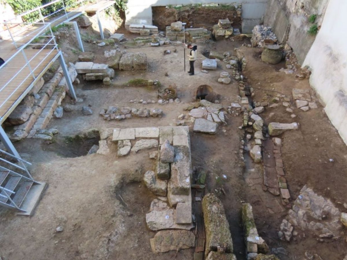 Η αρχαία οδός Τριπόδων στην αυλή της «Οικίας Κοκοβίκου»