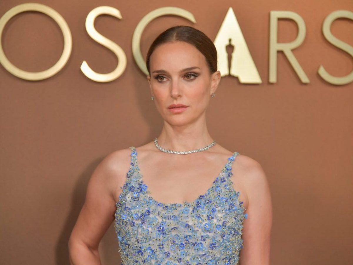 Η Ν. Πόρτμαν στο ΕΡΤNews – Ευχές στους Έλληνες για το νέο έτος