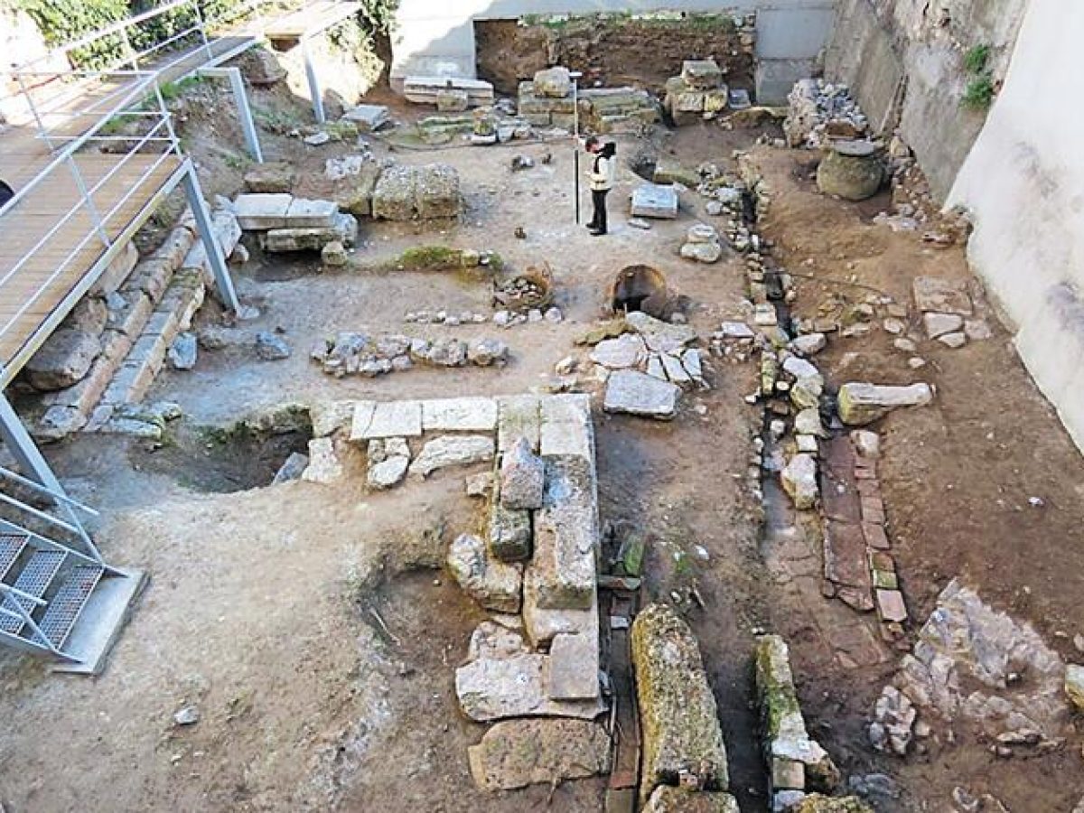 Οικία Κοκοβίκου: Ο Αντωνάκης και η Ελενίτσα συναντούν το θεατρικό παρελθόν της αρχαίας Αθήνας