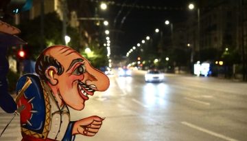 &Kappa;&alpha;&rho;&alpha;&gamma;&kappa;&iota;ό&zeta;&eta;&sigmaf; &hellip; by night &pi;&alpha;&rho;&alpha;&sigma;&tau;ά&sigma;&epsilon;&iota;&sigmaf; &theta;&epsilon;ά&tau;&rho;&omicron;&upsilon; &sigma;&kappa;&iota;ώ&nu; &alpha;&upsilon;&sigma;&tau;&eta;&rho;ά &gamma;&iota;&alpha; &epsilon;&nu;ή&lambda;&iota;&kappa;&epsilon;&sigmaf; &mu;&epsilon; &tau;&omicron;&nu; &Nu;&iota;&kappa;ό&lambda;&alpha; &Tau;&zeta;&iota;&beta;&epsilon;&lambda;έ&kappa;&eta;