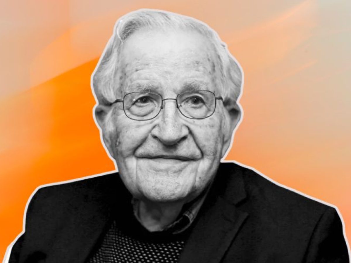 Νόαμ Τσόμσκι: «Αν δεν πιστεύουμε στην ελευθερία της έκφρασης για τους ανθρώπους που περιφρονούμε, δεν…»