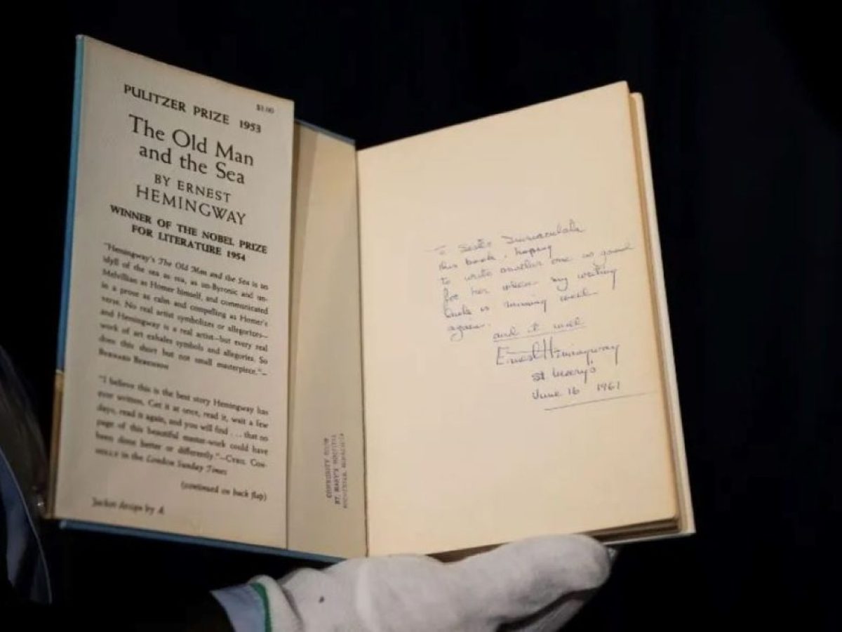 «Ο γέρος και η Θάλασσα» με το τελευταίο γραπτό του Χέμινγουεϊ παραδόθηκε στο Μουσείο Νόμπελ