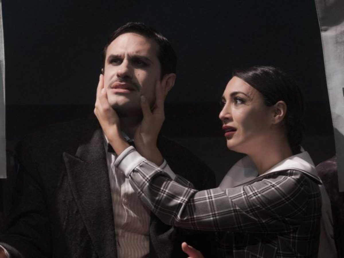 Ο Θωμάς Μοσχόπουλος, ο Ορφέας Αυγουστίδης και η Ευγενία Σαμαρά μιλούν στο ελc για την παράσταση «Εκείνος που έκλεψε τη μέρα και πλήρωσε τη νύχτα»