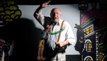 &Pi;ά&nu;&omicron;&sigmaf; &Sigma;&kappa;&omicron;&upsilon;&rho;&omicron;&lambda;&iota;ά&kappa;&omicron;&sigmaf;: &laquo;&hellip;&Mu;&epsilon; ό&lambda;&epsilon;&sigmaf; &tau;&iota;&sigmaf; &lambda;&epsilon;&pi;&tau;&omicron;&mu;έ&rho;&epsilon;&iota;&epsilon;&sigmaf; &kappa;&alpha;&iota; &tau;&eta; &mu;&alpha;&gamma;&epsilon;ί&alpha;· &tau;&eta;&sigmaf; &sigma;&kappa;&eta;&nu;ή&sigmaf; &kappa;&alpha;&iota; &tau;&omicron;&upsilon; &mu;&pi;&epsilon;&rho;&nu;&tau;έ&raquo;