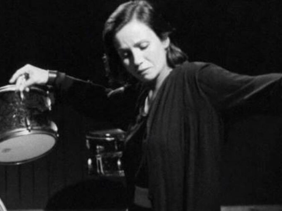 Στον βυθό της Κατερίνας Γώγου: Εκεί που το λευκό χαρτί καθρεφτίζει την οδύνη