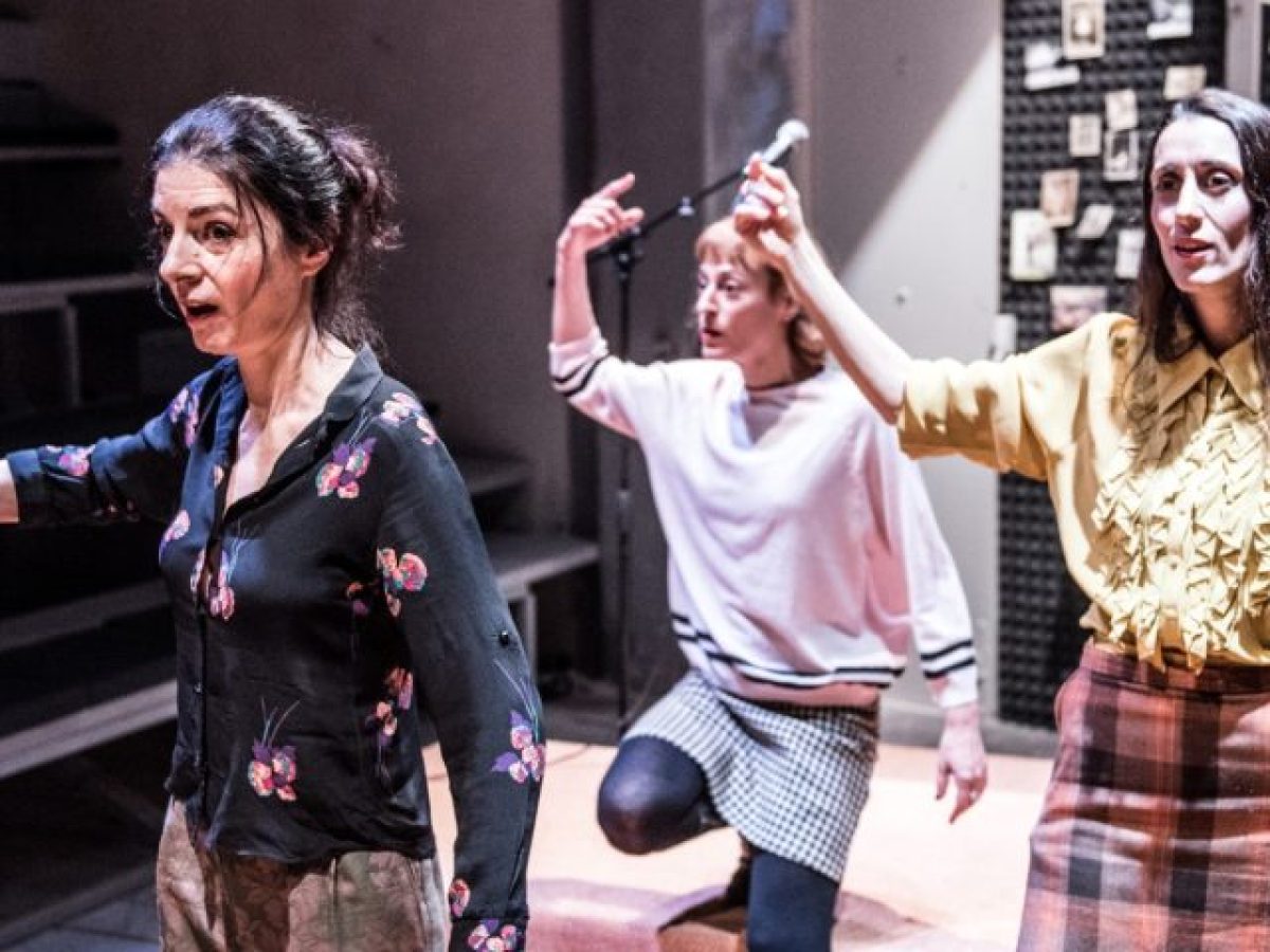 «Τα Χρόνια» της Ανί Ερνό σε σκηνοθεσία Ακύλλα Καραζήση και Νίκου Χατζόπουλου: Όλα ζωντανεύουν μπροστά στα μάτια μας σε μια σπάνια θεατρική συνθήκη