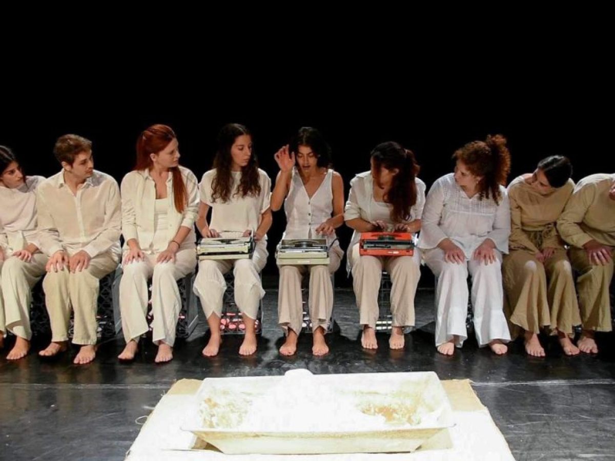 Θοδωρής Αμπαζής: «Η σκηνή γίνεται καθρέφτης για τη συλλογική ευθύνη»