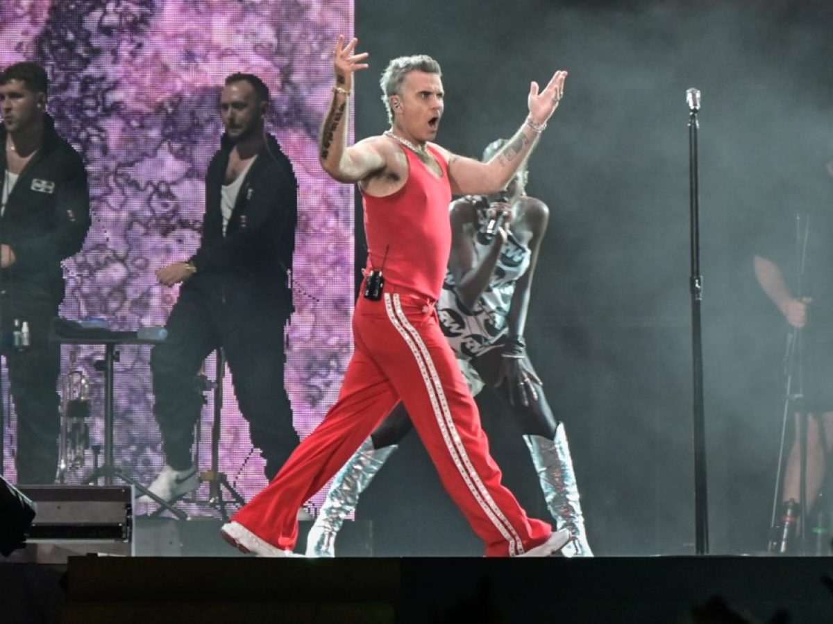 Το «Britpop» πάει για κορυφή και ο Ρόμπι Γουίλιαμς κυνηγά ιστορικό ρεκόρ στα βρετανικά charts