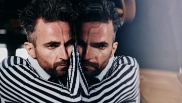 Το Όνειρο Ενός Γελοίου: Ο Άρης Σερβετάλης σε μια «εξωσωματική» ερμηνεία