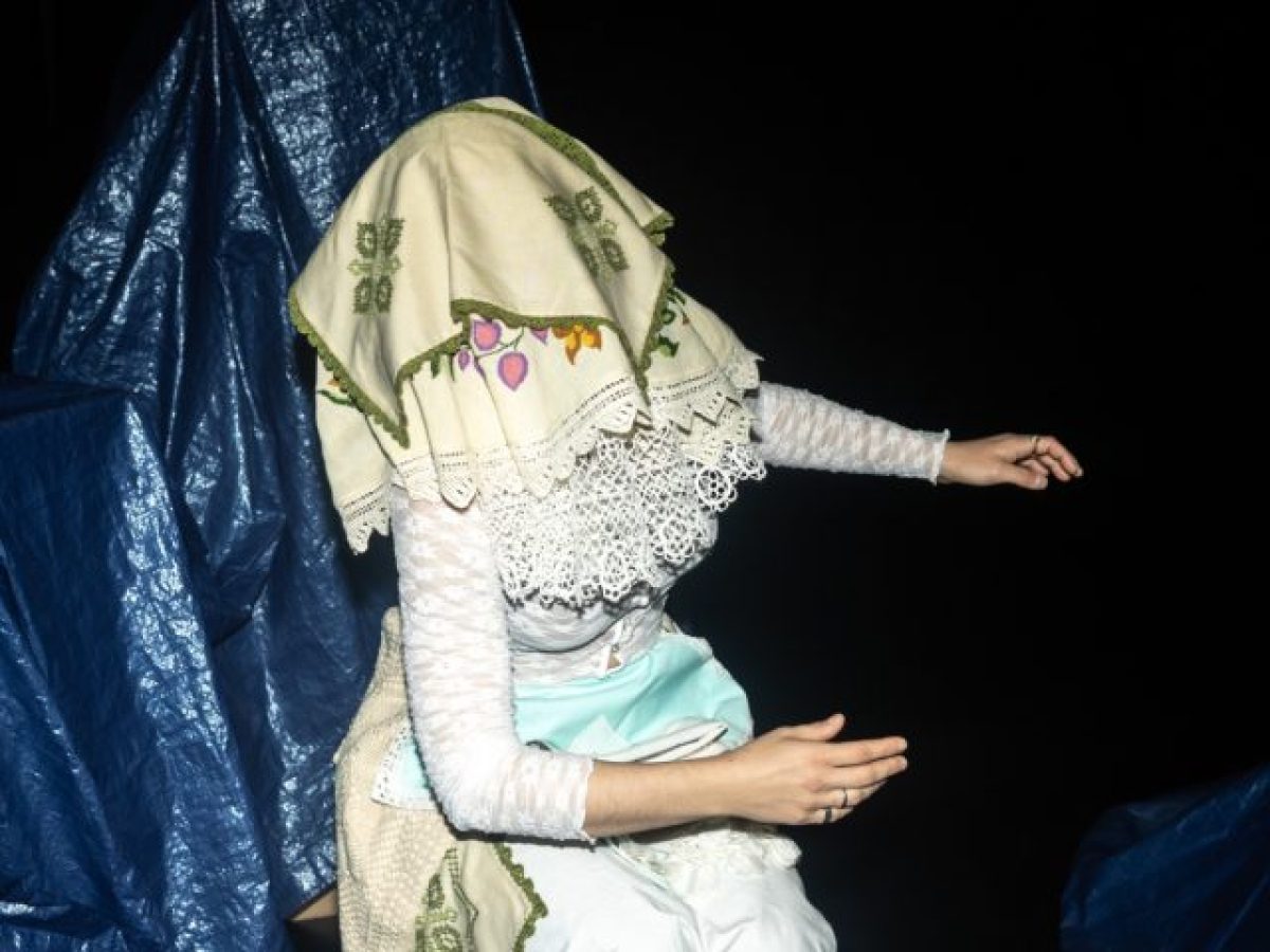 Onassis Dance Days 2026: Η Κατερίνα Φώτη μιλάει για το “(REST IN) BLUE” – το έργο της για την Αθήνα μας κάτω από τον μπλε μουσαμά