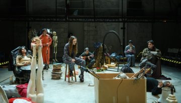 Εθνικό Θέατρο: Ούρλιαξα στους Θεούς του 0 και του 1, της Μάρθας Μπουζιούρη στο θέατρο Δίπυλον