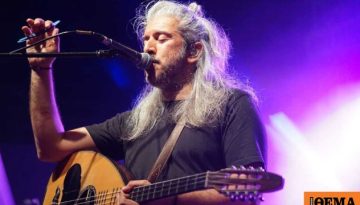Γιάννης Χαρούλης: Ετοιμάζει ζωντανές εμφανίσεις σε μουσική σκηνή της Αθήνας