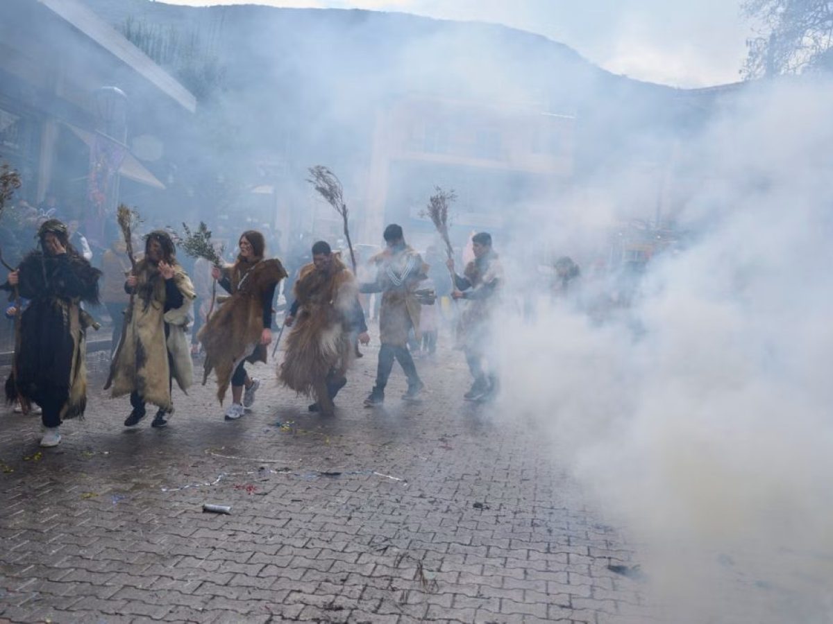 Καθαρά Δευτέρα στο Δίστομο: Κουδουναραίοι, ένα πανάρχαιο διονυσιακό, θορυβώδες γλέντι