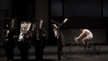 Κριτική Θεάτρου | «Εκείνος που έκλεψε τη μέρα και πλήρωσε τη νύχτα»: Ο εξπρεσιονισμός όχι ως μουσειακό είδος