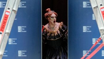 Μέσα στις πρόβες του “Viva la mamma!”: Η θεατρική παράσταση της Εναλλακτικής Σκηνής ΕΛΣ που σατιρίζει τον εαυτό» της