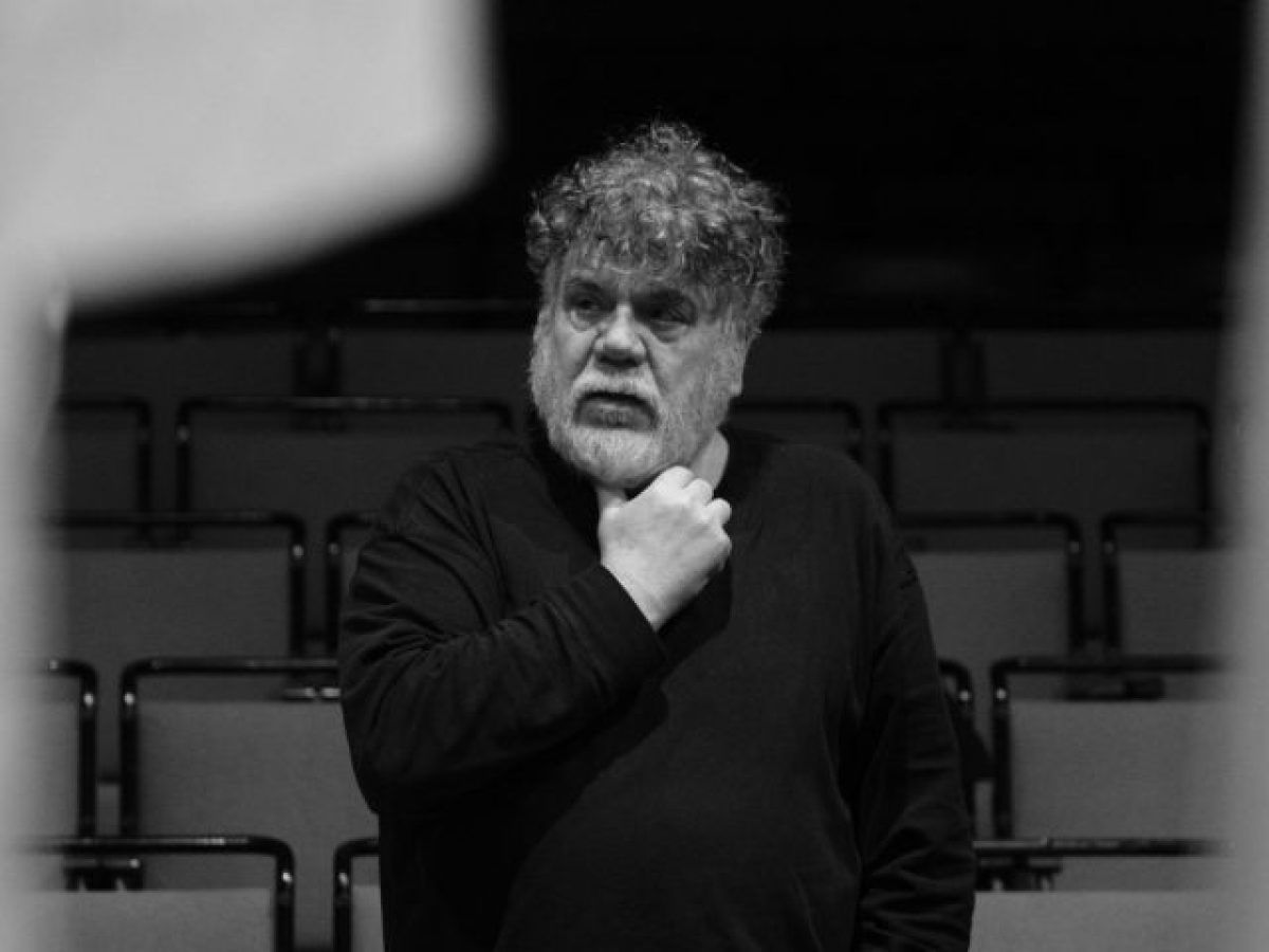 Ο Γιάννης Κακλέας μιλάει για τη “Locandiera» του Κάρλο Γκολντόνι στο Θέατρο Τέχνης: «Η κωμωδία είναι το μέτρο του ανθρώπου»