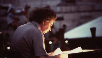 Ο Μίκης Θεοδωράκης μέσα από το αρχείο του: Ένα βιβλίο-διάλογος για τη ζωή του σπουδαίου δημιουργού