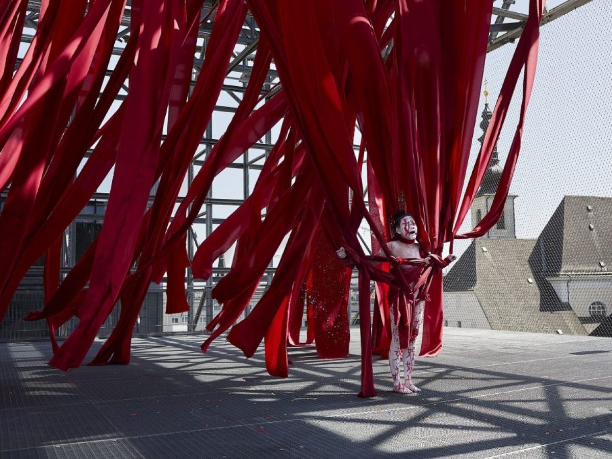 «Ζωντανά» εργα τέχνης με πηλό, μελάνη και… σώμα