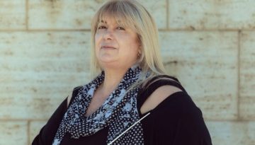 &Alpha;&nu;&theta;ή &Gamma;&omicron;&upsilon;&rho;&omicron;&upsilon;&nu;&tau;ή: &laquo;&hellip;&tau;&omicron; &phi;&omega;&sigmaf; &mu;έ&sigma;&alpha; &alpha;&pi;ό &tau;&eta;&nu; &pi;&rho;&omicron;&sigma;&omega;&pi;&iota;&kappa;ή &tau;&rho;&alpha;&gamma;&omega;&delta;ί&alpha; &kappa;&alpha;&iota; &tau;&omicron;&upsilon;&sigmaf; &kappa;&omicron;&iota;&nu;&omega;&nu;&iota;&kappa;&omicron;ύ&sigmaf;  &alpha;&gamma;ώ&nu;&epsilon;&sigmaf;&hellip;&raquo;