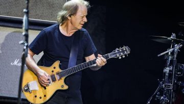 AC/DC: Στο νοσοκομείο ο κιθαρίστας Stevie Young