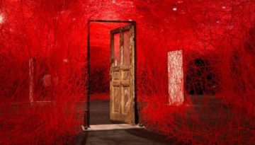 Chiharu Shiota και Yin Xiuzhen – Δύο μεγάλες καλλιτέχνιδες σε διάλογο στο Λονδίνο: Μνήμη, σώμα και αντικείμενα