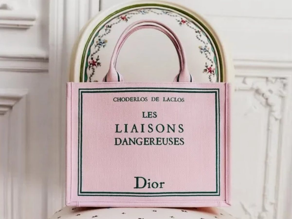 Dior: Το 2026 είναι η χρονιά του βιβλίου με τη νέα συλλογή του Jonathan Anderson να μας στέλνει πίσω στα θρανία