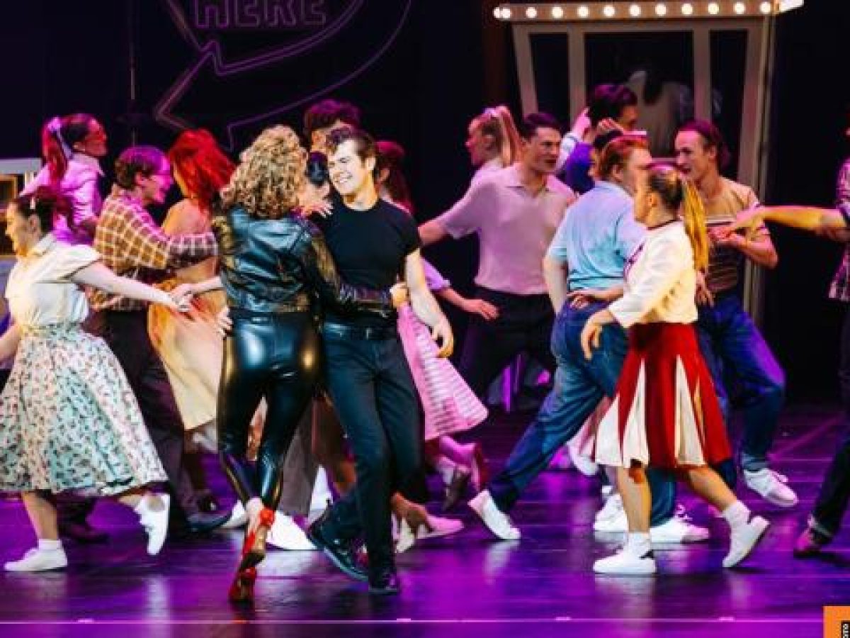 «Grease»: Το δημοφιλές μιούζικαλ έρχεται από το Λονδίνο στο Μέγαρο Μουσικής Θεσσαλονίκης