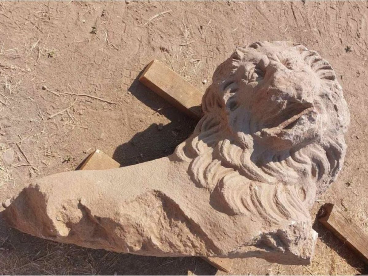 Φίλιπποι:  Στο φως κεφαλή μαρμάρινου λέοντα και επιγραφή με τη λέξη «Philip»