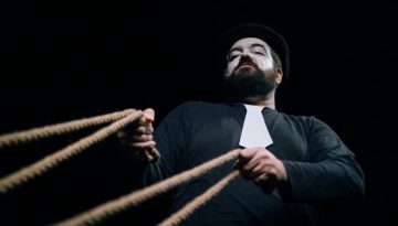 &Gamma;&iota;ώ&rho;&gamma;&omicron;&sigmaf; &Tau;&sigma;&alpha;&gamma;&kappa;&alpha;&rho;ά&kappa;&eta;&sigmaf;: &laquo;&hellip;&omicron; ά&nu;&theta;&rho;&omega;&pi;&omicron;&sigmaf; [&hellip;] &epsilon;&kappa;&mu;&eta;&delta;&epsilon;&nu;ί&zeta;&epsilon;&tau;&alpha;&iota; &sigma;&tau;&omicron; ά&pi;&epsilon;&iota;&rho;&omicron; &tau;&eta;&sigmaf; &epsilon;&rho;&gamma;&alpha;&sigma;ί&alpha;&sigmaf; &tau;&omicron;&upsilon;&hellip;&raquo;