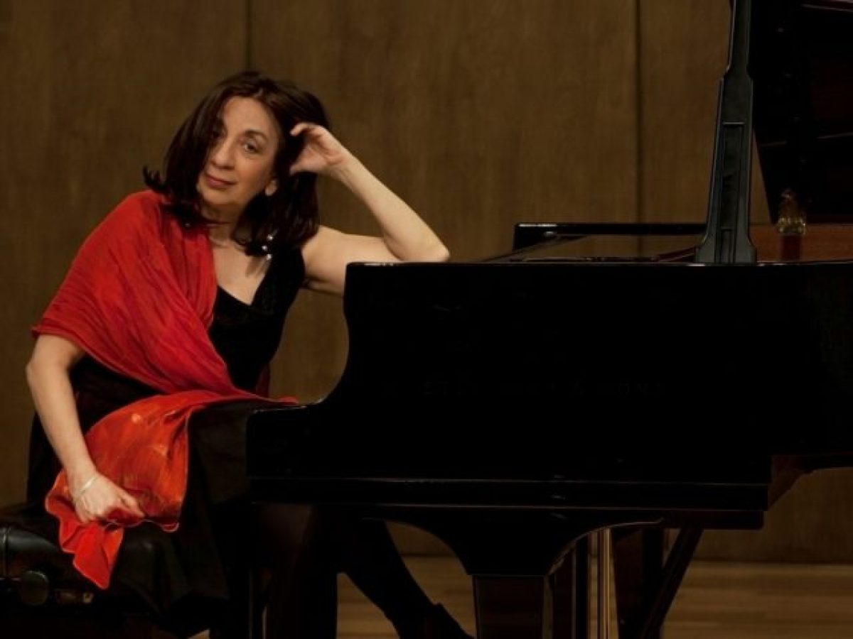 Η πιανίστα Αλεξάνδρα Παπαστεφάνου μιλάει λίγο πριν ερμηνεύσει Μότσαρτ σε μια συνάντηση με την Κρατική Ορχήστρα Αθηνών