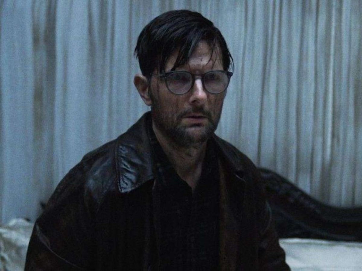 Κυκλοφόρησε το πρώτο teaser του «Hokum» με πρωταγωνιστή τον Άνταμ Σκοτ